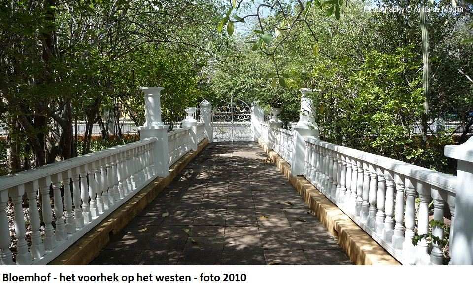 03. Bloemhof voorhek op het westen 2010
